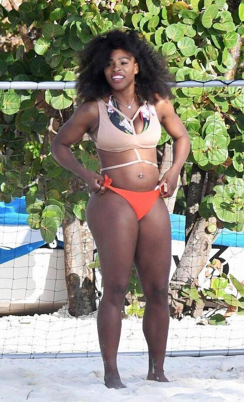 小威廉姆斯巴哈马海滩热情拍照,她的身体和男人一样强壮