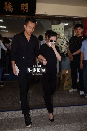 安钧璨告别仪式举行 大小s安以轩陈乔恩等现身悼念