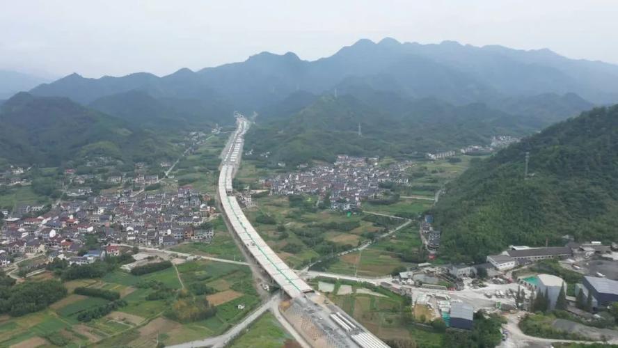 据临建高速工程指挥部消息,目前,临建高速正利用今年最后一季度时间