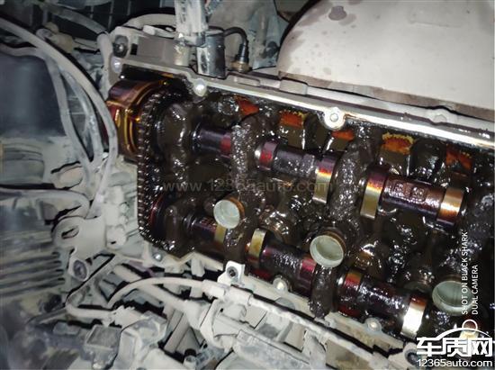 进口现代酷派发动机内部油泥堵住加机油孔