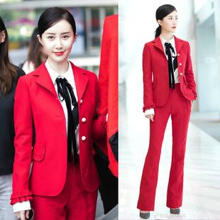 红西服女图片