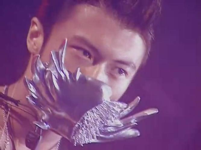 刚去搜了下视频,原来何猷君真的唱了《活着viva》