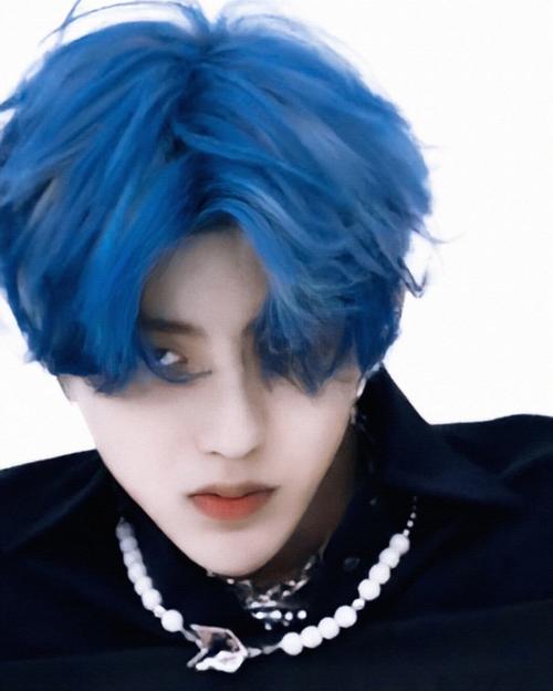 蔡徐坤蓝头发图片分享
