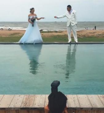 情侣海边泳池拍婚纱照,看到成片瞬间泪奔,修图师有心无力