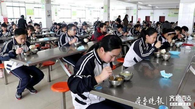 一人一桌,同向就坐 邹平西董街道鹤伴中学毕业年级迎来复学