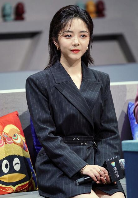 原创《以家人之名》李尖尖戏里戏外大不同,把西装当连衣裙来穿,真美