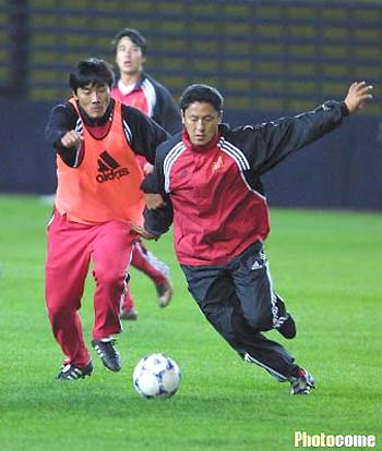 国足在五里河轻松训练 马儿展绝技"涮"过李明(图文)