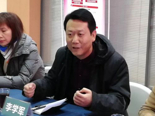 闫利明区长与赵方校长亲切交流 闫区长一行参观了学校的校区环境