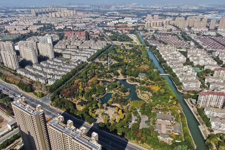 航拍苏州昆山花桥花溪公园.(图片来源:中新社)