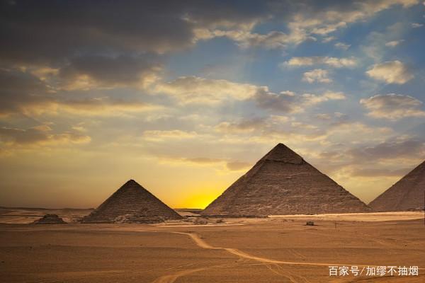 埃及最著名的建筑就是金字塔,最古老的文物也是金字塔,从未有哪一个