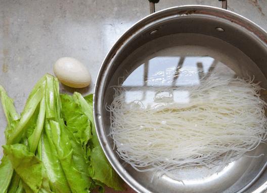 1:将青菜洗干净后撕开备用,米粉用凉水泡发.