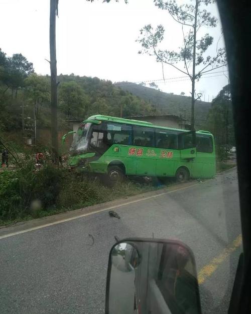 藤县-玉林班客车冲出路边,车头撞烂.