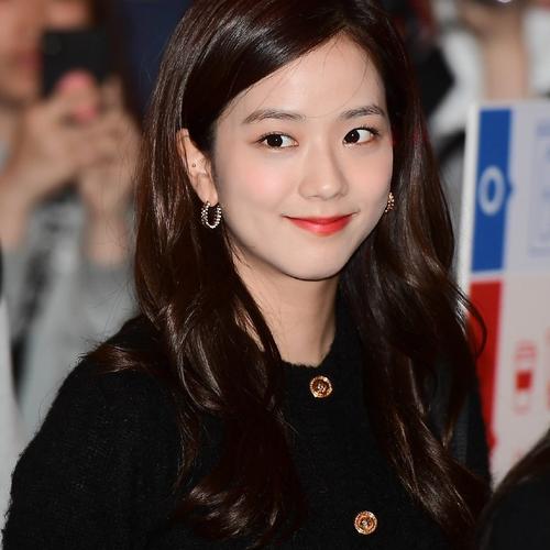 jisoo虽然是仙女,但是打着最狂野的耳洞_耳洞_jisoo_blackpink_嘉华