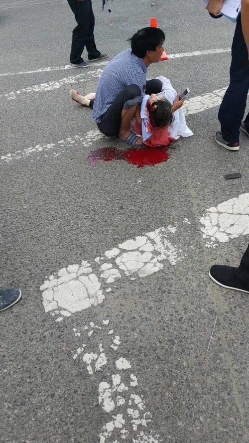 【新闻】句容一老人被撞头部流血,贴心交警为他们撑起一把伞!