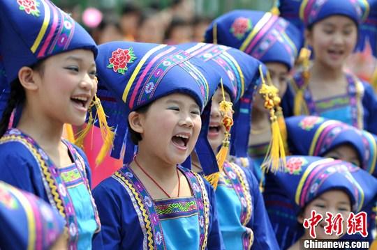 壮族少女着民族盛装唱响山歌