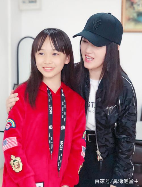 杨钰莹与《中国新声代》学员尹子璐合影,玉女加萝莉画面太美