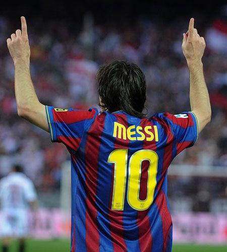 梅西双手指天庆祝进球