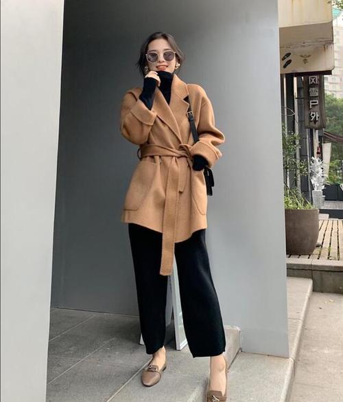 驼色的长款大衣让女生穿出独特的气场彰显身段的窈窕