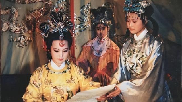 贾元春参加选秀为什么迎探惜三姊妹不用参加呢
