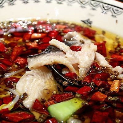 水煮鲶鱼【麻辣风暴(浦东南路店)】:水煮鱼每次吃川菜必点,麻麻辣辣