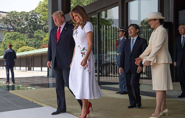 梅拉尼娅穿刺绣裙颇具东方古韵美日本第一夫人穿条纹裙输了气场