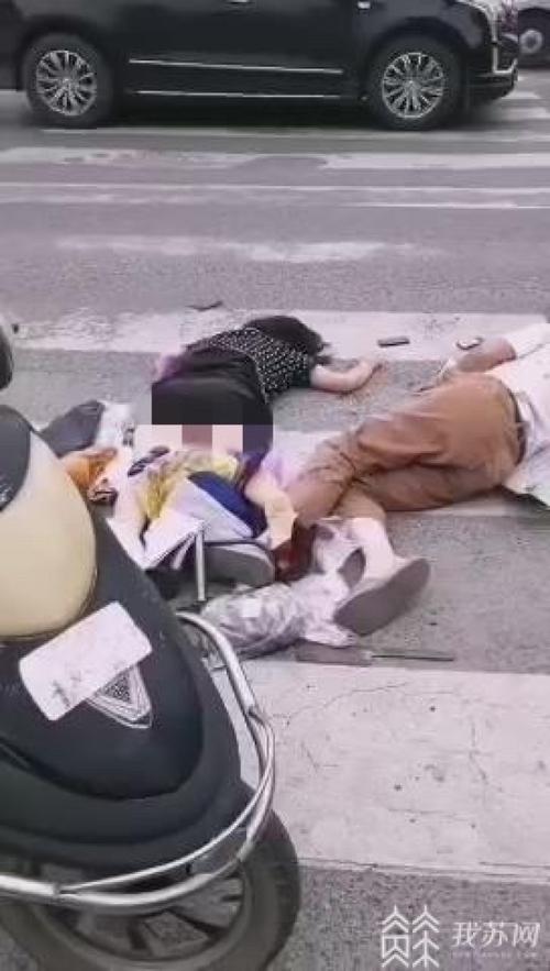 事故造成车上一名女子当场死亡,男子被送往医院抢救.