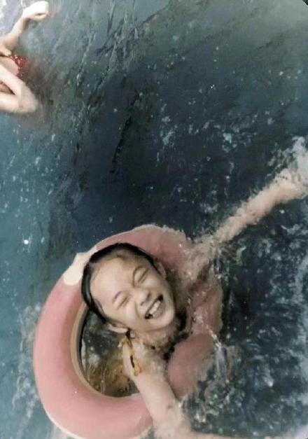 之前在某节目中,杜江打开手机屏保,是一张霍思燕小时候游泳的照片"我