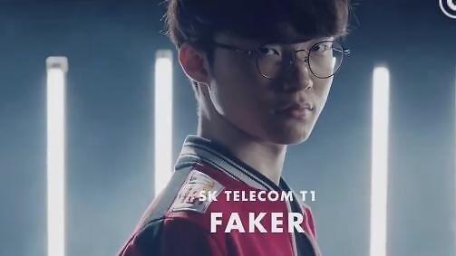 faker高调晒出世界冠军奖杯,八年五冠,网友:努力的背后是坚持