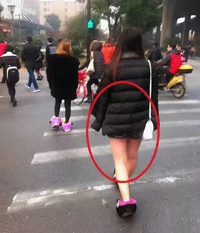 搞笑gif妹子就这身材还穿这么紧的衣服就不怕走着崩开了吗