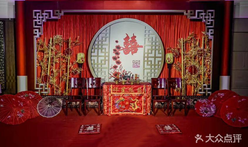 烫金中式对联一副 4,喜庆团圆副背景两套 5,龙凤呈祥天地桌布置一套 6