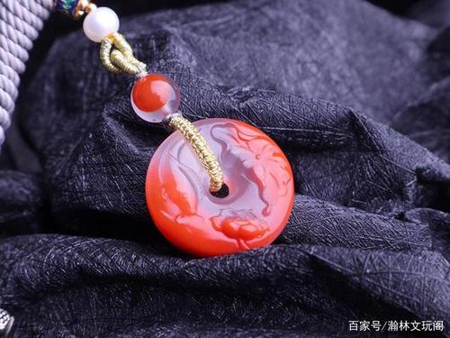 冰飘料南红玛瑙年年有余颜色运用非常巧妙玉质温润雕刻莲花,鱼儿