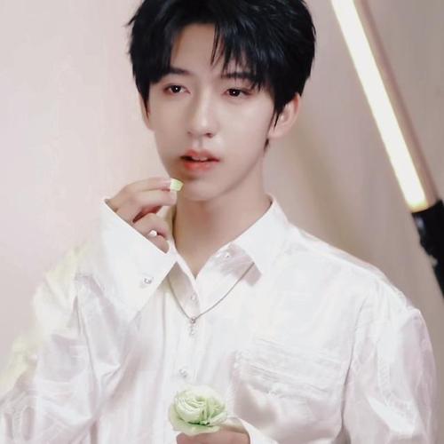 时代少年团贺峻霖白衣图片:弟弟是小天使