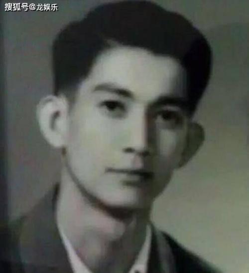 小伙翻出爷爷年轻时的照片 帅了一脸 秒杀现在的网红明星