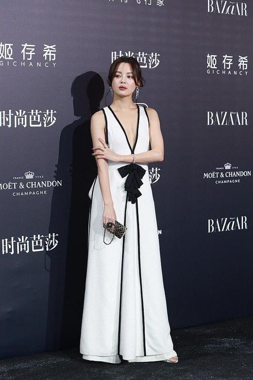 辛芷蕾的暗黑系穿搭挺别致花边点缀很有个性韵味十足