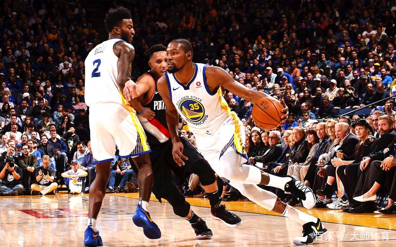 第四,凯文·杜兰特(kevin durant)(图右,杜兰特带球过人)),效力于金州