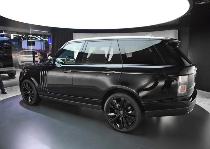 0t v8的路虎揽胜,首先是有250万,其次是看不上奔驰