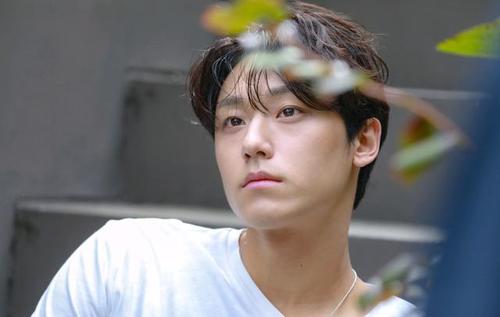 「李到晛」gq korea 11月刊 拍摄花絮照