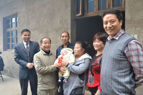 今天是广丰县霞峰乡不孕不育患者杨敏,周露露儿子满月酒.