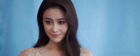 张馨予分享近照,身着粉色上衣对着镜子俏皮十足|短发