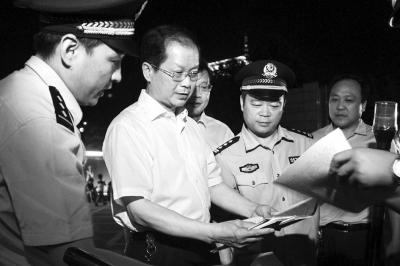 襄城县县委书记何天立视察公安民警夜巡工作