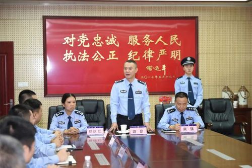 泸州市公安局党委委员,副局长游彦(中)