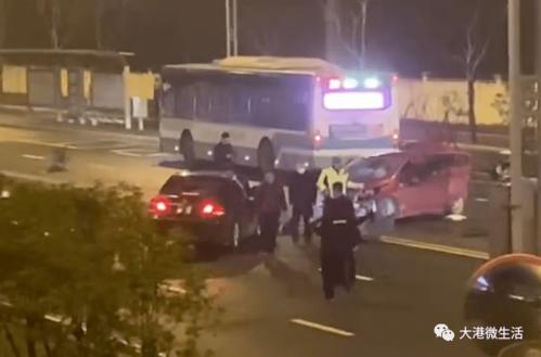 镇江某路段发生车祸,两辆私家车面目全非,一