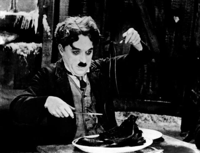 哑剧大师卓别林生在大街上逗笑了世界4任新娘平均17岁