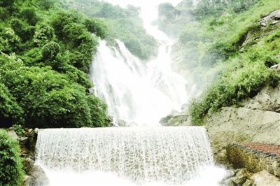 滴水岩村瀑布景点.