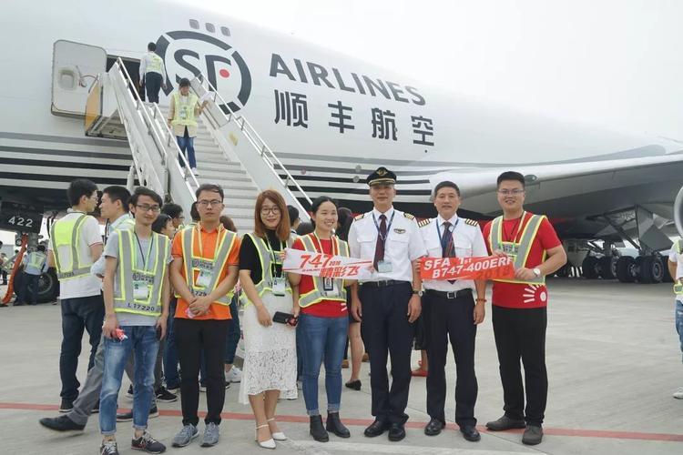 400erf 是b747-400er的全货运型 没错, 价真货实的全货机 相比于顺丰