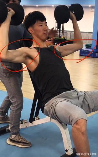 周琦在健身房狂练,成功增重了,手臂肌肉线条很