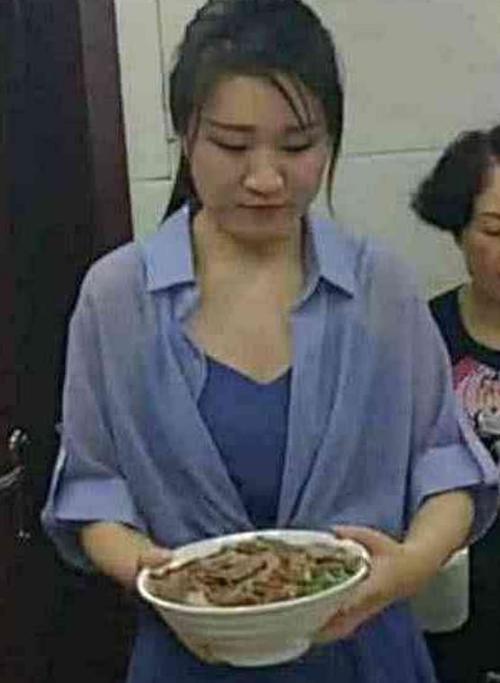 网红"牛肉西施"素颜照曝光,特效和素颜对比,网友:"照骗"