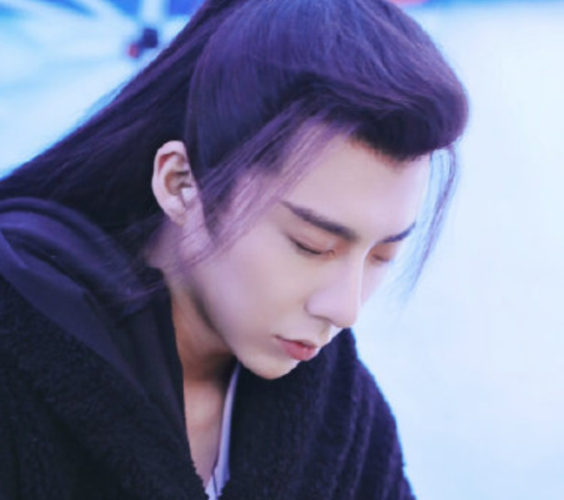 刘宇宁录制《快本》,古装造型亮眼,粉丝一条街的应援更吸睛