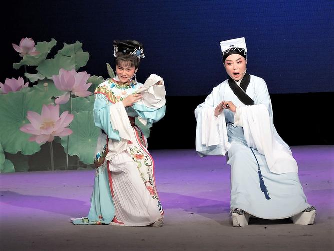 越剧《追鱼～书馆》……月色融融,一滴甘霖诉衷情,神女妆罢,三生心意