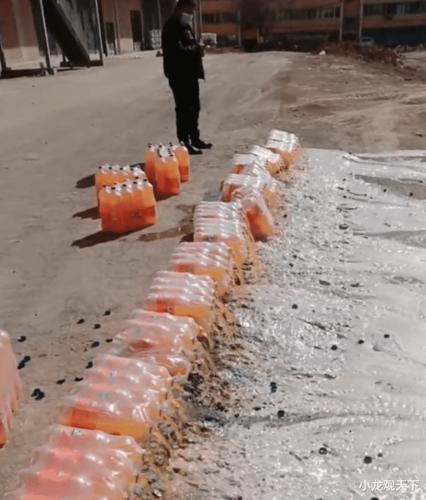 实拍:600件饮料全部倒空,只把空瓶子拿走,网友却说这样做的正确